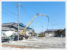 ポンプ車でコンクリートを流します