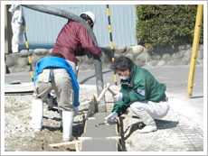 型枠を叩いて平行にします