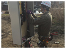 既に取り付けたポールに集電箱を取り付けます。